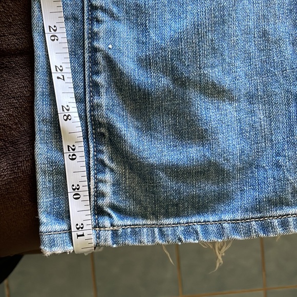 Vigoss women’s jeans. Embroidered design on pockets. Light blue worn in denim. - Picture 6 of 6